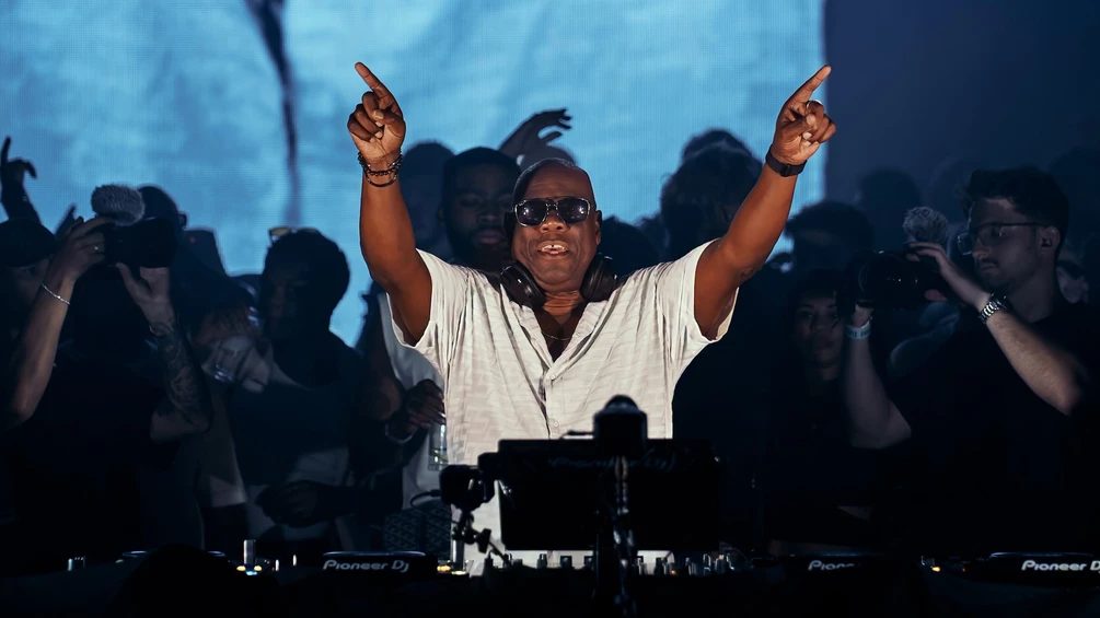 Listen to a Carl Cox DJ set recorded live at [UNVRS] Ibiza